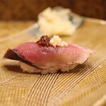 にぎり鮨 一五〇 - 藁焼き鰹ニンニク醬油のせ