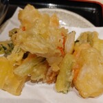 Yoshisoba - 野菜天　人参　玉葱　春菊など満足のラインナップ