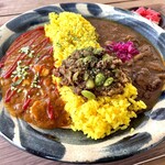 カレースタンド ロムアズ - ＊3種全乗せカレープレート（¥950）
（3 KINDS OF CURRY ON THE PLATE）