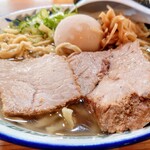 ケンチャンラーメン - 中華そば 普通+煮卵クン　1000円
      チョイス［味の濃さ：普通、油の量：普通]
      
      よく見ると！？
      分厚い油の層が表面を覆っています！！