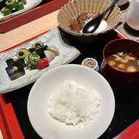 御料理 無窮 - ⑧名物の土鍋ごはん
                         すき焼き、香の物、赤出し