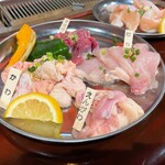Toriyakiniku Shinagaya - 焼肉盛り合わせ
                        おまかせ3種盛り 1080円