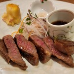 浅香荘 - 福島牛ステーキ、生野菜、マケール。柔らかくて噛むごとに脂がジュワ!!塩と山葵があう～