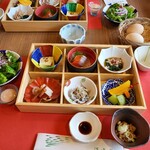 浅香荘 - 朝食～器も素敵なんです!!生卵美味しい～(*´▽｀*)友人は生卵が苦手。すぐにスクランブルエッグにして下さいました。感激～