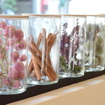 マメ カフェ - 柔らかい雰囲気の落ち着いた店内です