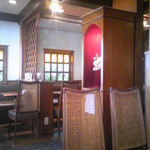 再会 - 意外と広い店内は、出窓側が明るく、奥は落ち着いた雰囲気のお店です。