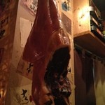 Butayagotou - 天井から吊るされている豚腿