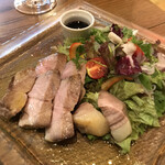 GRAN VIA - 本日の肉料理から　豚肉の塩釜焼き
                        チキン頼んだら品切れしてると言われ…豚美味しかったから良いんですけど(°_°)