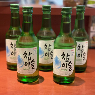 種類豊富な韓国酒と、一品料理を味わう♪珍しい朝鮮人参酒もあり