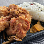 Megamori Mammosu Bentou - からあげがはみ出ている