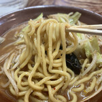 こまどり - 麺は太麺。濃い味噌スープに合うもっちり食感。