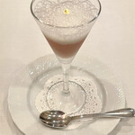 182849017 - アミューズ 。山梨産の桃とミルクのカクテル。