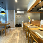五本木 AKIMOTO - 店内の様子　カウンター席と2人掛けテーブル席、他に4人掛けのテーブル席の半個室あり