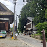 うずら家 - 鳥居から見たお店。