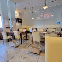 ビストロ・エピ - 店内、テーブル席