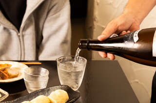 Hiyoshi Nihonshu Iroriya Kingyo - 日本酒は目の前で注いでます。スタッフと会話してさらに日本酒通に