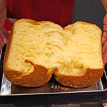 LOOP TOKYO - 出来立てのバターと生クリームと牛乳のみで作った自家製パン