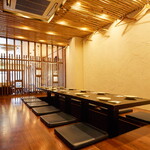 Hiyoshi Nihonshu Iroriya Kingyo - 最大１４名様まで対応できる半個室の掘り炬燵