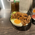 Umatareya - カルビ丼（特大）＋目玉焼＋ワカメスープ