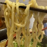 にんにくみそ マッスル - 麺はゴワゴワの太麺