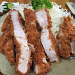 とん一 - 上ロースかつ断面は脂が光ってる(^^)d赤身の部分にもサシが入っています(^^)d