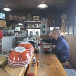赤ちょうちんとと（魚魚） - カウンター席と店内に看板