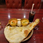 Asian dining Suba bihani - 日替りカレー・チキンカレーとプレーンナン