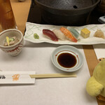 しゃぶしゃぶ・日本料理 木曽路 - お寿司と小鉢が出て来ました。
            キイロイトリがじーっと寿司を見つめてます。