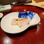 すし 良月 - 徳島県の白甘鯛は皮目を炙り、薬味は、手前はスダチ、奥はネギと生姜