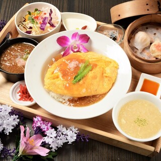 昼も夜も、種類豊富なセットメニュー