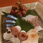 ともえ寿司 - お刺身盛り合わせ（水ダコ、イシカゲガイ、鯛、豊後水道の〆鯖、宮城のかつお）