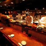 Washoku Sake En - カウンター越しに料理人の技を楽しめます。