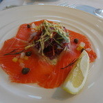 レインボー - スモークサーモンのサラダ仕立て　自家製ピクルスとマスタードソースと共に