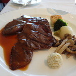 レインボー - 厳選されたビーフサーロインステーキ（ﾆｭｰｼﾞｰﾗﾝﾄﾞ産）　自家製のデミグラスソースで。西洋わさびをお好みで。