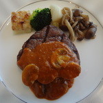 レインボー - フィレビーフの網焼き　温野菜添え　ストロガノフソース