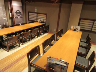 Tosa Shimizu Warudo - 4～10名様用のテーブル席をご用意しており、最大20名様までのグループに対応可能。様々な宴席にご利用ください！