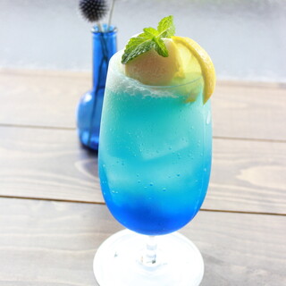 涼しげなクリームソーダは、華やかで人気の一杯です◎