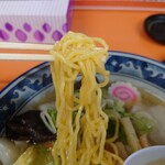 Goma tarou - 麺は、プリシコな緩いウェイブの玉子麺。麺の長さは、やや短い方かな。近年流行りの「味噌ラーメン専門店」よりは長い感じ。