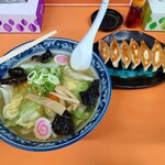 ごま田郎 - タンメンには「チャーシューが入らない」との雑学的情報もあって、今回は「ギョウザ」をセットアップ。コチラのタンメンでは、炒め野菜に「豚肉」は入っていませんでした。。。