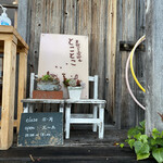 天然こうぼぱん とことこ - お店の看板とフラフープの風景(°▽°)