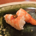 ともえ寿司 - 海老（尻尾は山葵、頭は青唐辛子）