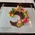 ホテルセトレ - サラダ。どの野菜も力強い。下には畑の土で月を象る。