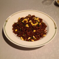 中国飯店 富麗華 - 牛肉と松の実入り たまり醤油のチャーハン。