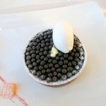 アルチザン・パティシエ・イタバシ - キャビア・ザ・マッカラン480円　下に生クリームをひいて、滑らないようになっていました。