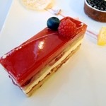 アルチザン・パティシエ・イタバシ - ルージュ450円　お皿に盛り付けられると生き生きしてきます。