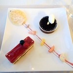 アルチザン・パティシエ・イタバシ - 二種類のケーキの盛合せ。　ルージュ　キャビア・ザ・マッカラン