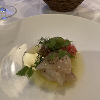 イノーヴェ - スズキのカルパッチョだったかな？身が厚切りすぎて食感が良くなく、これも残念
