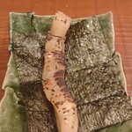 ともえ寿司 - 炙りホタテの海苔巻き（お通し）