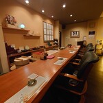 ともえ寿司 - カウンター席（奥から）