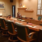 ともえ寿司 - カウンター席（入口から）